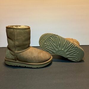 UGG Classic Short Boots in Tan